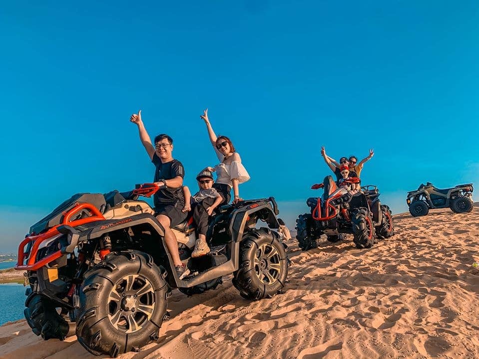 Sắc màu những chiếc xe ATV trên đồi cát  Mũi Né Jeep Tour